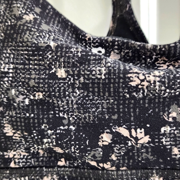 Lululemon Flow Y Yoga Bra Size 6, Black and White pattern - Picture 3 of 4
